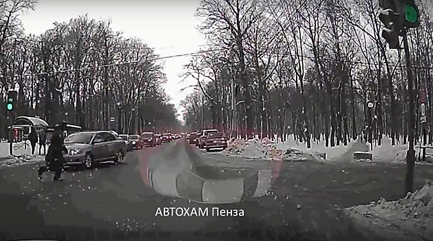 В Пензе курсант чудом избежал столкновения с автомобилем