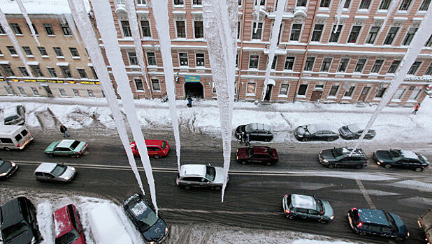 В Москве на иномарку с крыши упала глыба льда