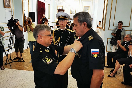 Экипажи судов обеспечения Черноморского флота наградили за участие в СВО