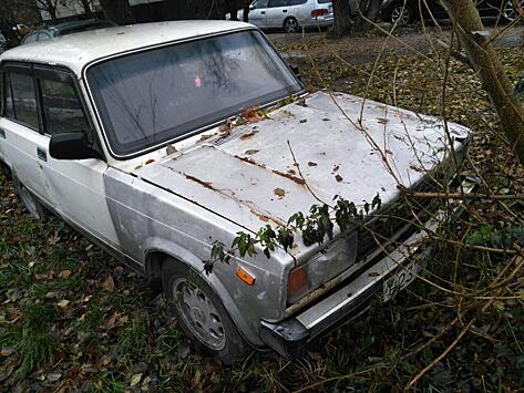 Брошенный на газоне автомобиль отечественного производства исчез с улицы Гурьянова