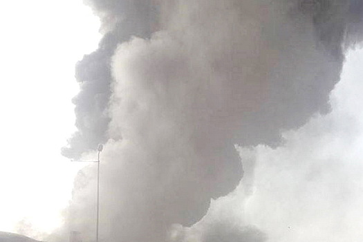 Крупный пожар охватил магазины на востоке иракской столицы