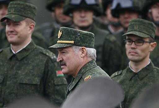 Лукашенко вышел к спецназу с автоматом