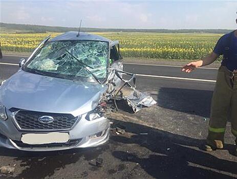 В Сергиевском районе из-за лопнувшего колеса иномарка перевернулась и врезалась в грузовик, пострадал один человек