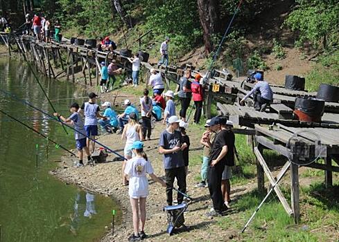 Юные рыбаки из Свердловской области попробовали себя в роли газовиков