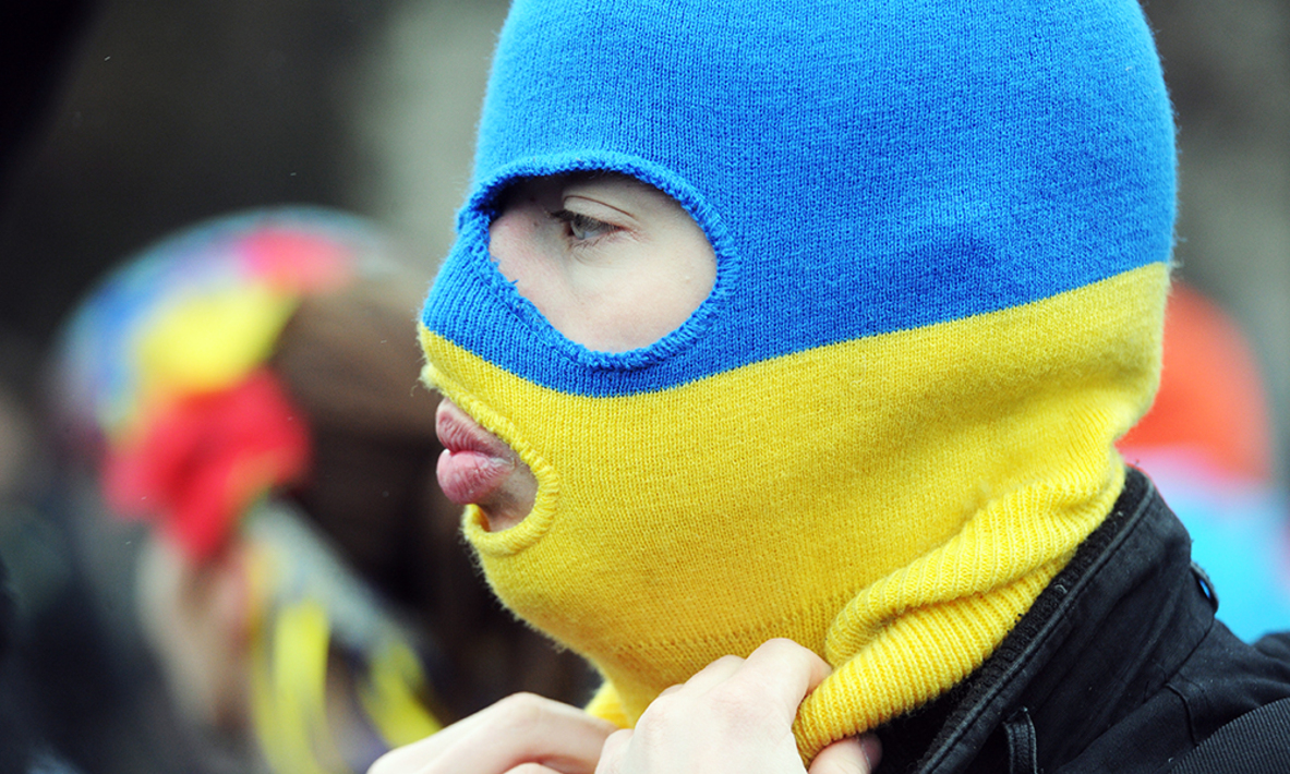 Зеленый украинец. Украинская Балаклава. Желтая Балаклава. Человек в Балаклаве. В Балаклаве с украинским флагом.