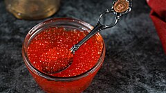 Где выгоднее купить красную икру: в «Пятёрочке», «Дикси» или «Ленте»