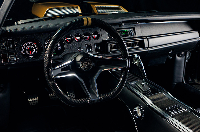 Чёрный колер дополнен золотистыми акцентами. Особые колёса HRE тоже золотистые. Салон выполнен в духе оригинального интерьера, но здесь появились иные приборы, климат-контроль Vintage Air и аудиосистема JL Audio.