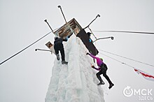 Подняться на ледяную вышку за 10 секунд: в Омске прошли соревнования ледолазов