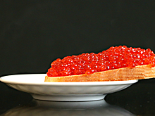 Диетолог объяснила, почему переедание икры опасно