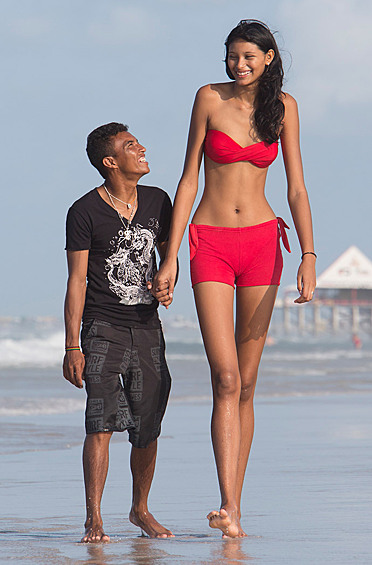 Элисани Сильва - самая высокая девушка в мире. Ее рост составляет 206 сантиметров. Причем девушка достигла его еще в 14-летнем возрасте. Такой гигантизм связан с заболеванием гипофиза, который контролирует рост человека
