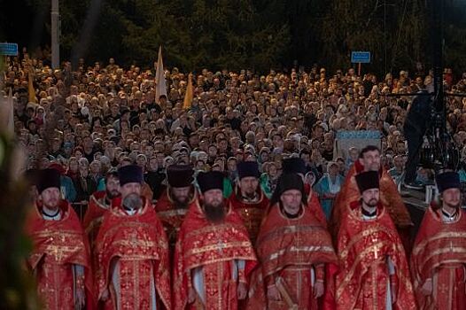 Евгений Куйвашев вместе с тысячами верующих принял участие в ночной Божественной литургии – главном богослужении Царских дней