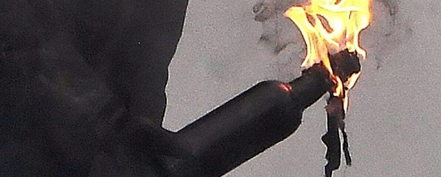 Поджоги военкоматов в россии 2022. Поджигатель. Поджог военкомата 2023. Коктейль молотова пожар. Поджог военкомата 2023.