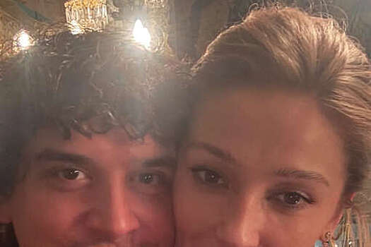 Блогерша Ивлеева в бархатном корсете вышла на публику с мужем Бегаком