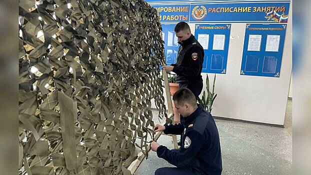 В Магадане полицейские помогают волонтёрам плести маскировочные сети для бойцов СВО