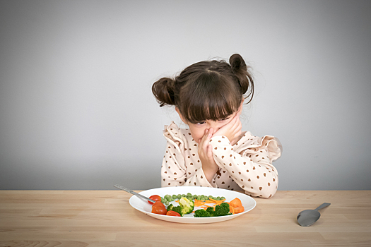 Диетологи рассказали, почему не надо заставлять детей доедать