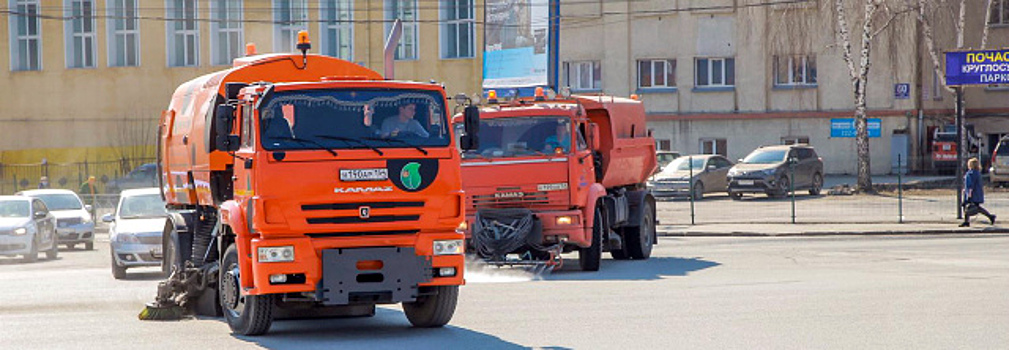 Три сотни уборочных очищают новосибирские улицы от пыли и грязи