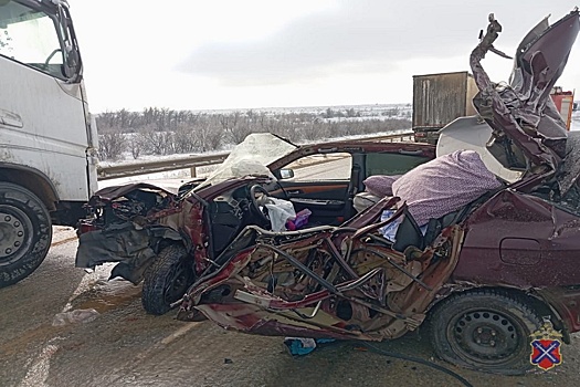 В Волгоградской области в ДТП с четырьмя машинами погибли два человека
