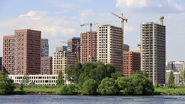 В Москве третий месяц дешевеют новостройки
