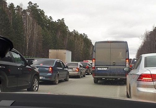 Тюменский тракт встал в огромную пробку из-за ремонта и ДТП