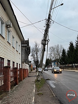 Лихач снес столб и бросил машину