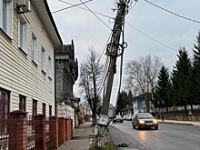 Лихач снес столб и бросил машину