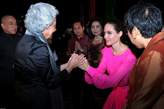 Анджелина Джоли произвела фурор на премьере в Камбодже