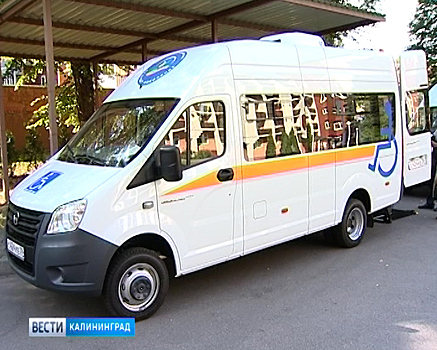 Антон Алиханов вручил шесть микроавтобусов муниципалитетам