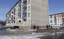 Огромная лужа затопила «хрущевку» в Бердске: жители боятся обрушения