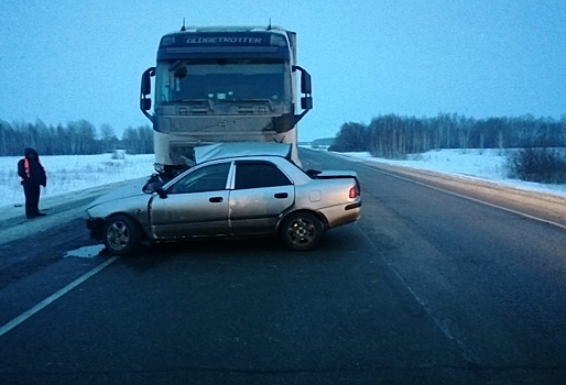 На трассе в Омской области грузовик Volvo смял легковой автомобиль