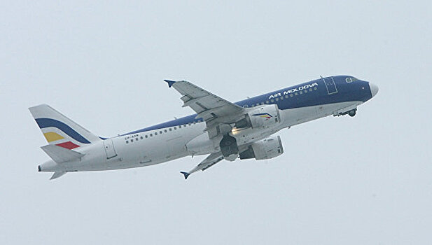 В летевший в Петербург самолет ударила молния