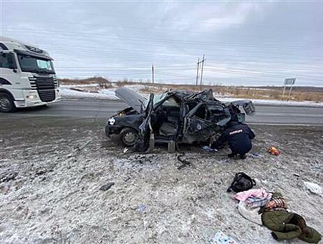 Два человека погибли при столкновении легковушки и фуры под Самарой