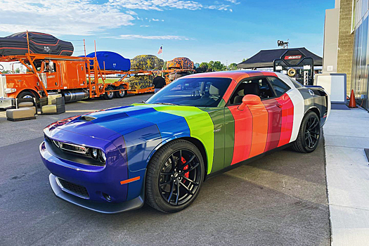 Dodge Challenger теперь доступен в 14 цветах одновременно