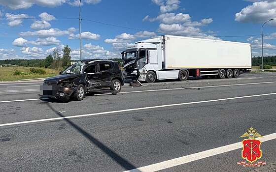 Два пенсионера погибли, врезавшись в грузовик на трассе М-10