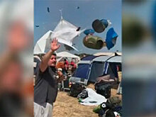 Мини-торнадо подняло в воздух палаточный городок в Германии