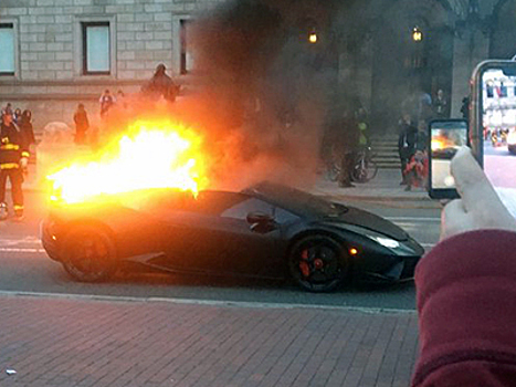 Редкий «Ламборгини» сгорел возле библиотеки