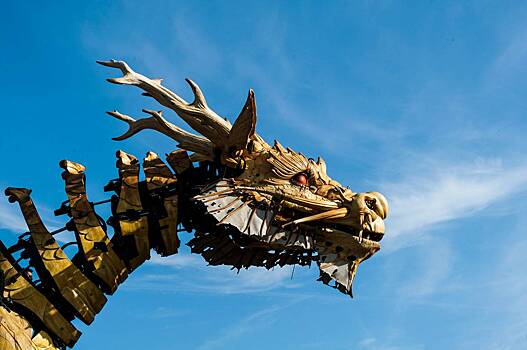 Британский скульптор создал золотого дракона меньше головки спички