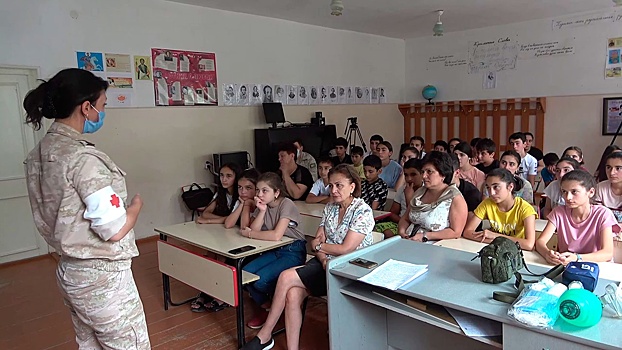 Миротворцы РФ провели интерактивный урок в школьном лагере Аскеранского района в Карабахе