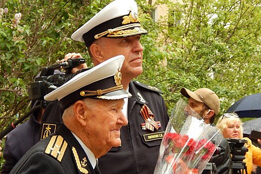В Севастополе ЧФ устроил мини-парад во дворе 94-летнего ветерана