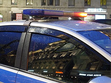 Mercedes разбился об ограждение у станции метро «Беговая» в Петербурге