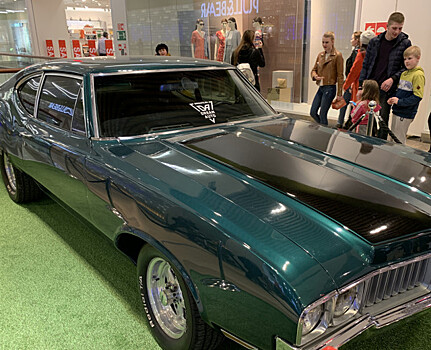 В торговом центре Ярославля выставили культовый американский автомобиль