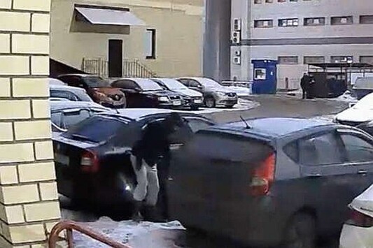 В Подмосковье мужчина порезал колеса 11 автомобилей во дворе