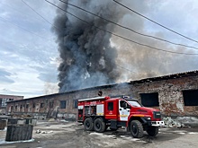 Площадь пожара на бывшей автобазе в Таштаголе приблизилась к 1 000 квадратных метров