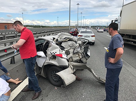 На КАД в легковушку въехал грузовик