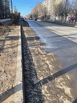 Стало известно, почему песок и грязь с обочин кировских дорог убирают медленно