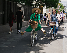Катерина Шпица, Ян Гэ, Дарья Малыгина и другие звезды прокатились на велосипедах по галереям Москве