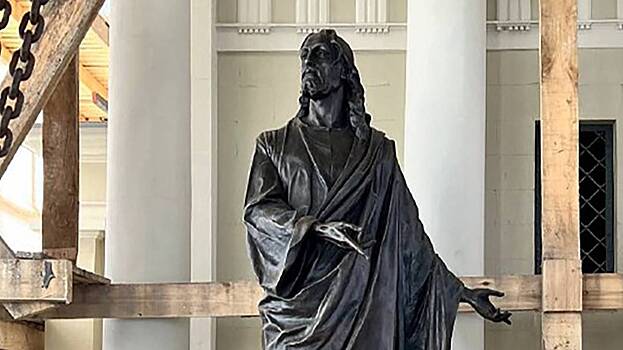 Скульптуру Христа вернули на усыпальницу семейства Кноп на Введенском кладбище после реставрации