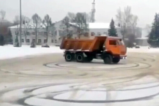 Дрифт "Камаза" в Казани попал на видео