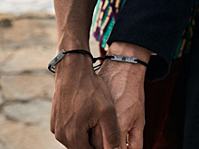 Журналист Зыгарь* обменялся со своим мужем браслетами с символикой «Азова»*