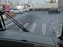 Авария с участием фуры и легковушки произошла в Петербурге - видео