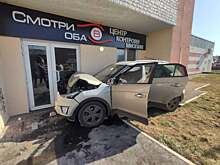 В Саратове мужчина на Hyundai врезался в здание медицинского центра